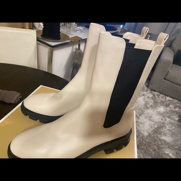 Michael Kors Ridley Chelsea boot. Light cream. Size 10m - Picture 4 of 6